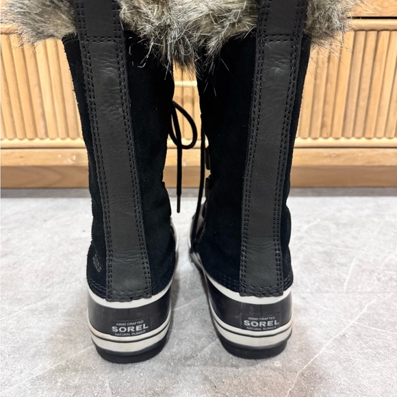 Sorel - Joan of Arctic Waterproof Boots. Good condition. Size 8 - Picture 2 of 4